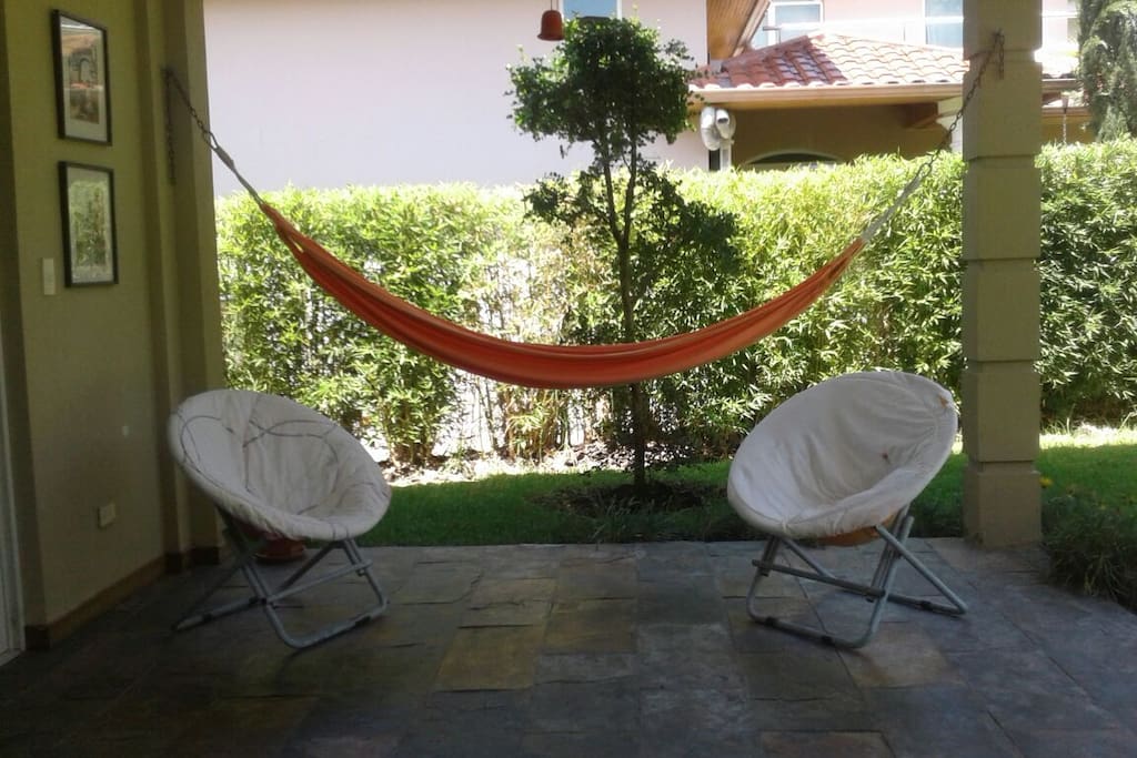 Hamaca en el jardín / Hammock in the garden