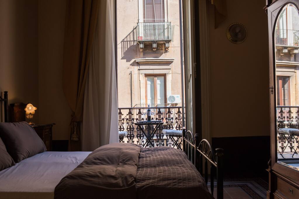 Lo spazio per godere della vista e delle splendide giornate a catania...all'aperto!!