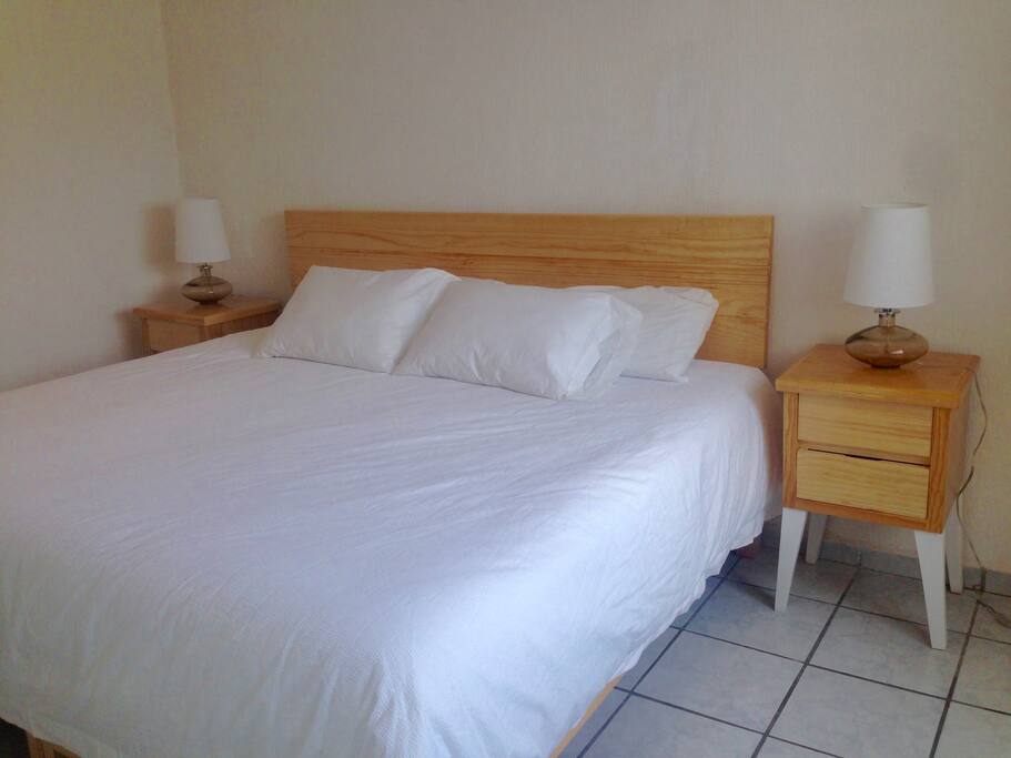 Cama King, con colchón de Memory Foam que se adapta a su cuerpo
