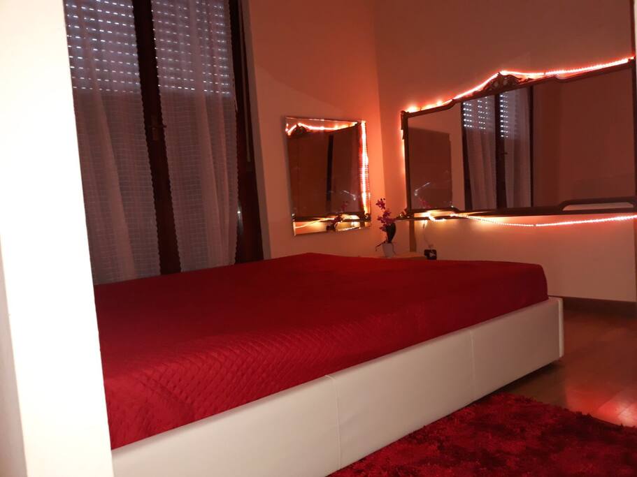 Spechi con luce Led di Fronte il letto