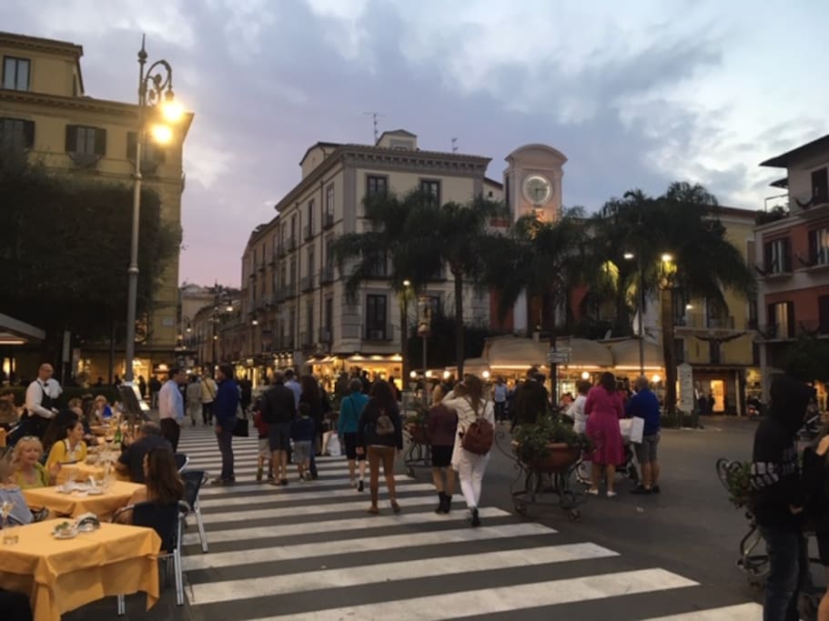 Piazza Tasso, cuore della vita mondana della città, è a quattro passi dalla casa. - Main Sorrento square, real active meeting point, one block away from the apartment