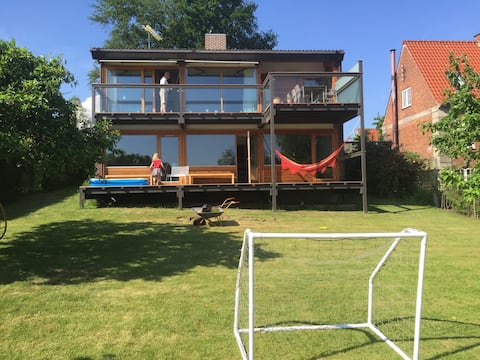 Spacious, kids' friendly, lake view