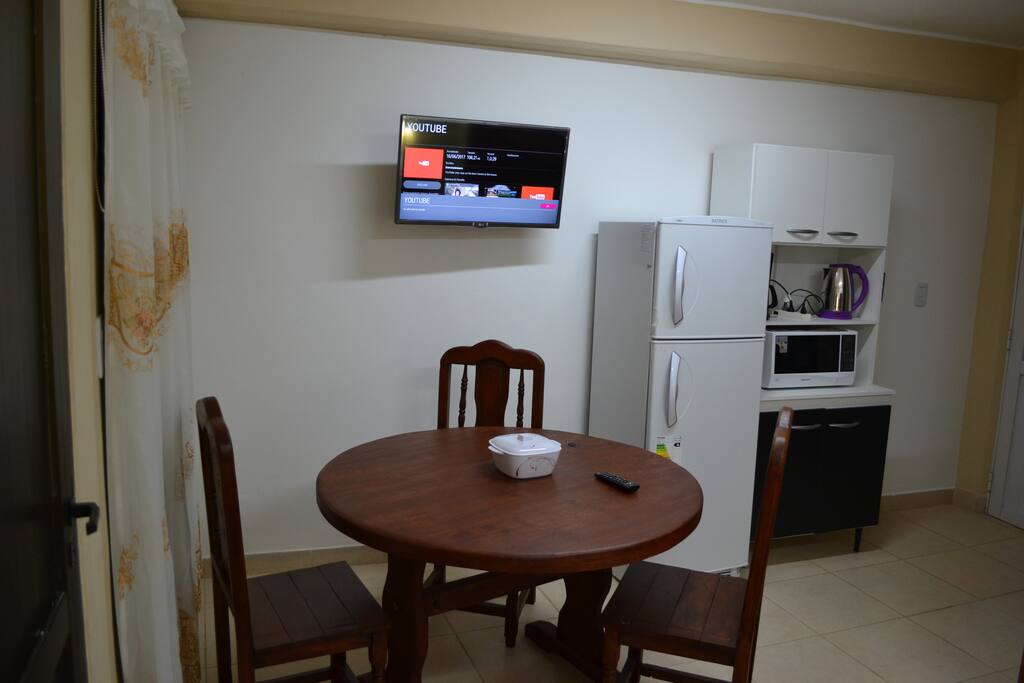 Equipado con heladera con freezer, microondas, cafetera, pava eléctrica, vajilla y cubiertos