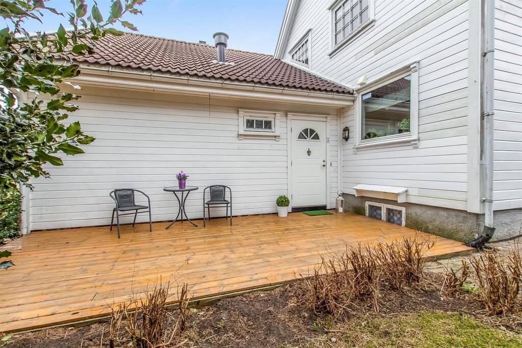 Egen inngang med terrasse