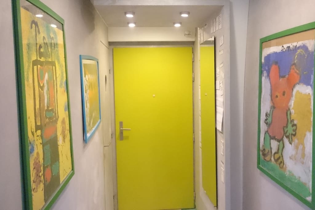 Entrée avec quelques peintures naives