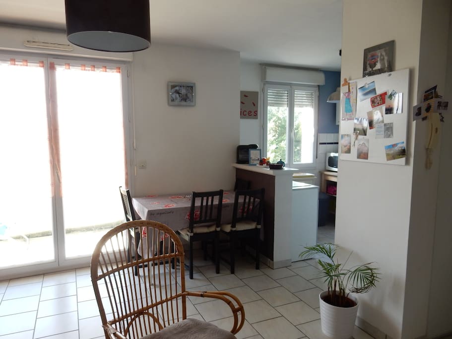 Salle à manger avec la cuisine ouverte
