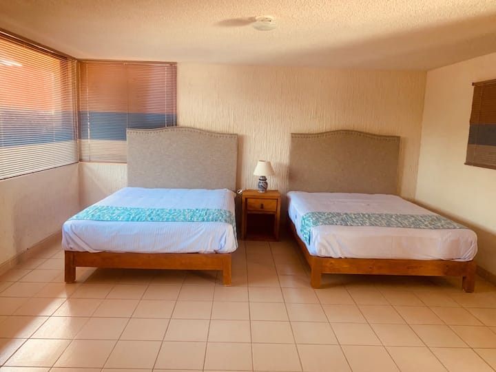 Quarto 2 no 1º andar com 2 camas queen size. Adequado para pessoas com deficiência.