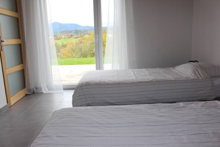 Chambre 2 : 2 lits simples + 1 lit d'appoint possible +  salle de bain n° 2