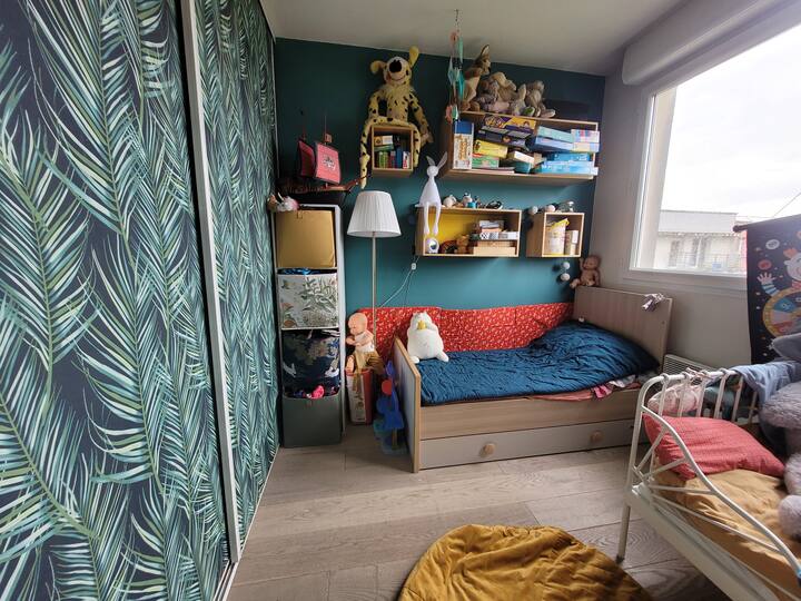 חדר ילדים (2 מיטות: אחת 140 × 80 ס"מ אחת 165 x 80 ס"מ)