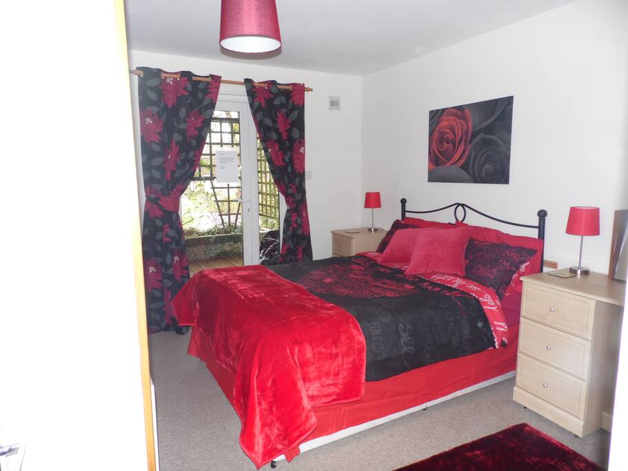 Double bedroom - access to hot tub