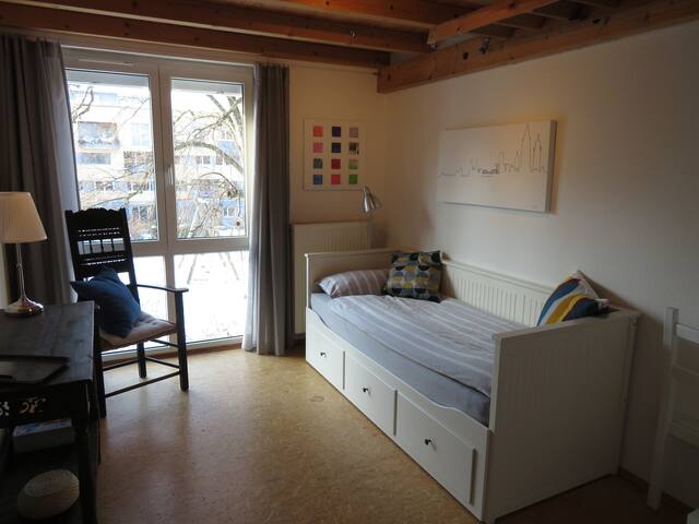 Nice room, view into the green, garden use