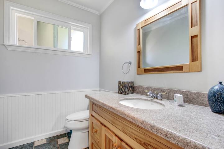 Open & airy, mid-century ranch home with views! gallery image 5