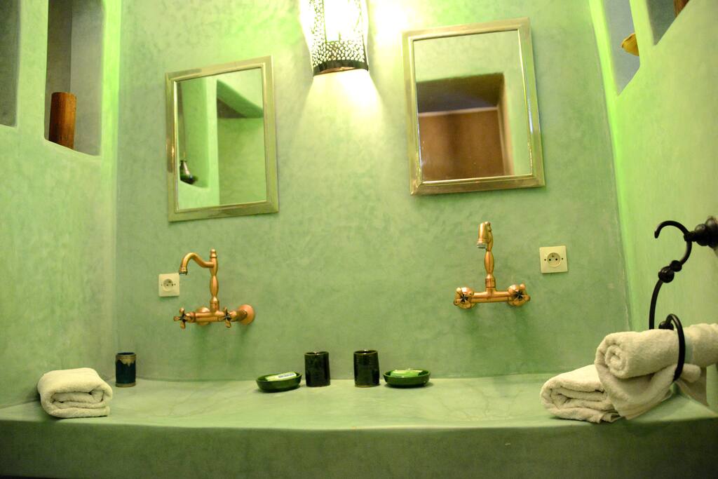 La salle de bain de notre chambre KHADRA, entièrement en Tadelakt traditionnel