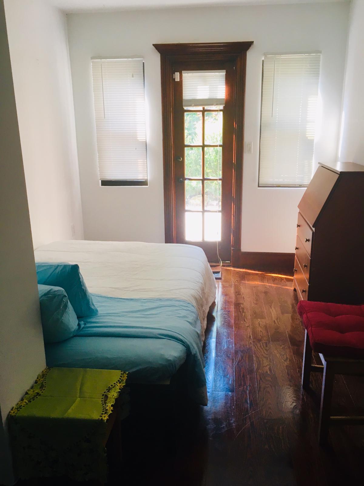 第二间卧室、全尺寸床（睡2人）、办公室/书桌、空调、通往后院的出口。 