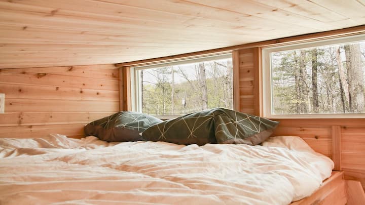 The upper loft has a queen bed that will make you wake up feeling rested and ready to tackle the day ahead.