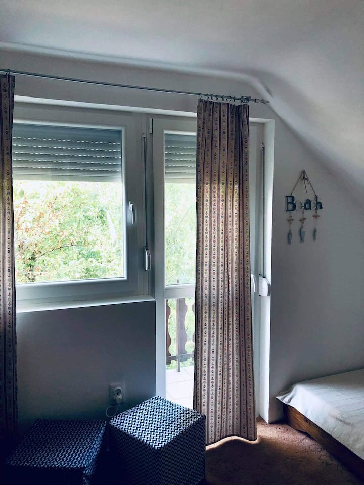 חדר שינה המשקיף לחצר 