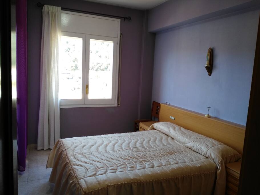 Dormitorio ,grande con terraza ,armario y tele.