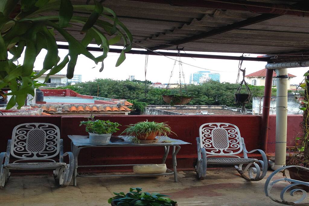 Terraza en la azotea con vista hacia el Hotel Habana Libre