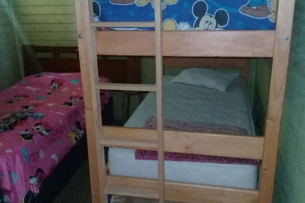 Pieza secundaria con camarote y cama adicional. Además, existe 1 sofacama