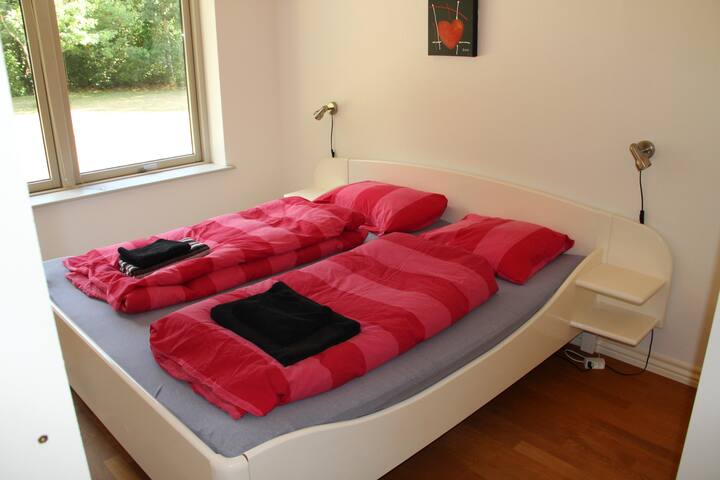Soveværelse med dobbeltseng 180*200 cm.