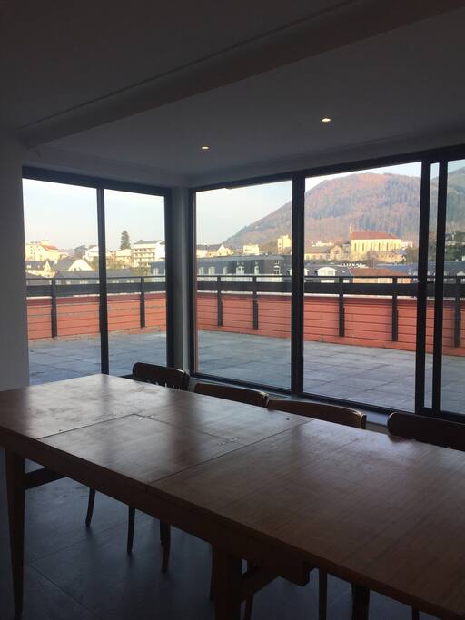 Séjour avec deux grandes tables et chaises pour 18 personnes