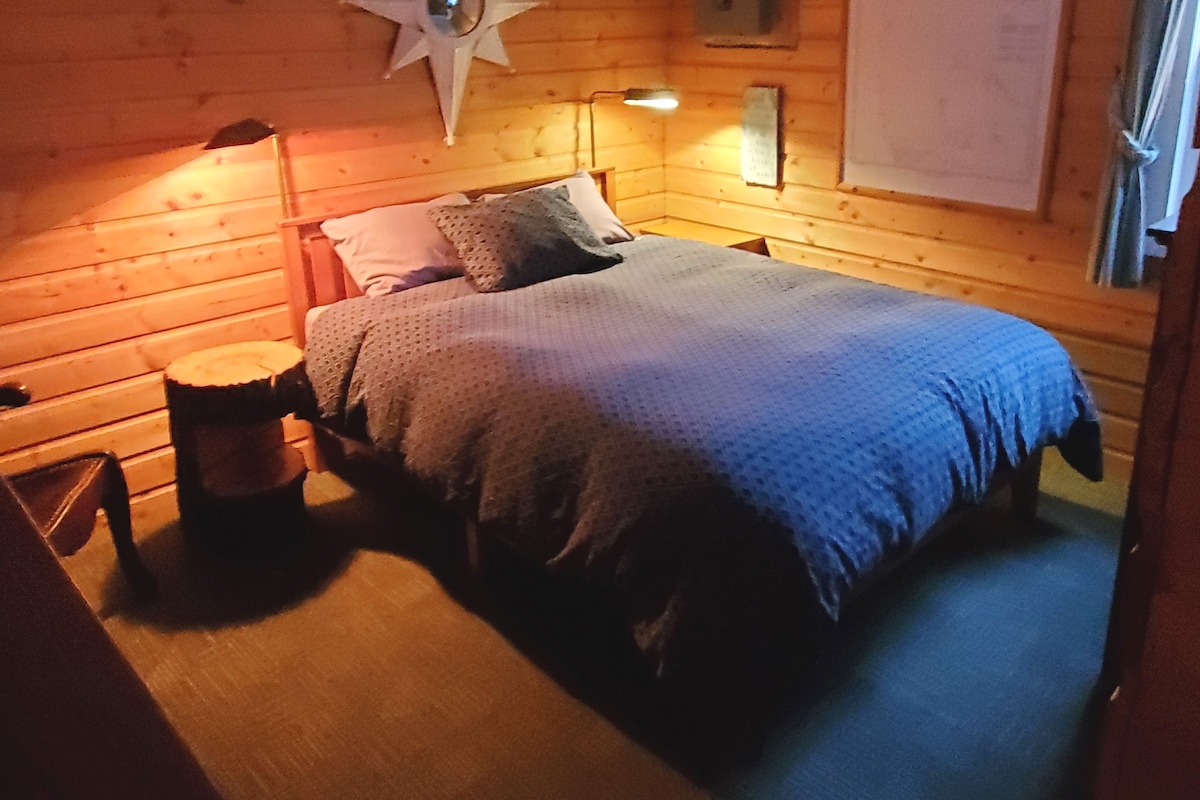 Queen bed in main floor master