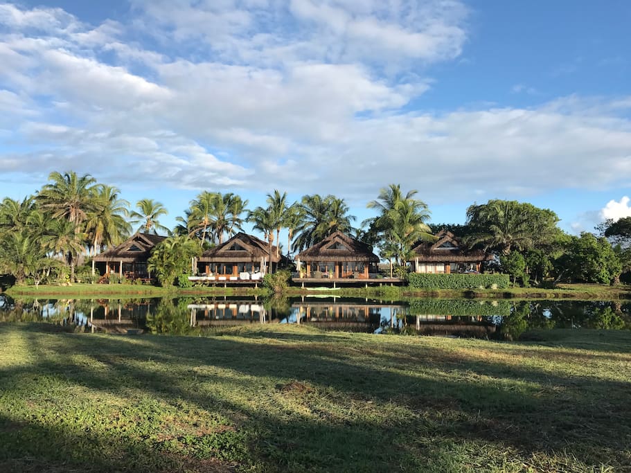 Bungalow overview, lake and grass between bungalow and the beach