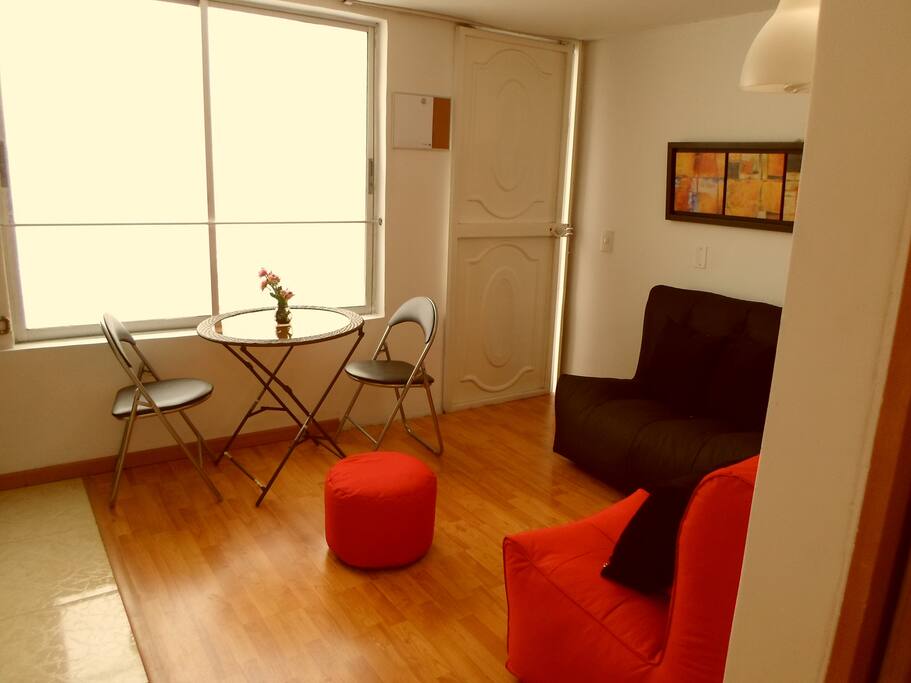 La sala comedor decorada de manera moderna y practica