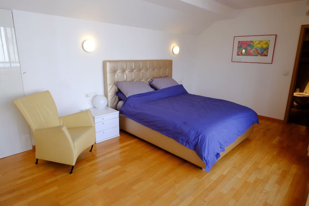 Bright and roomy upstairs bedroom with en suite bathroom, built in wardrobes and roof terrace