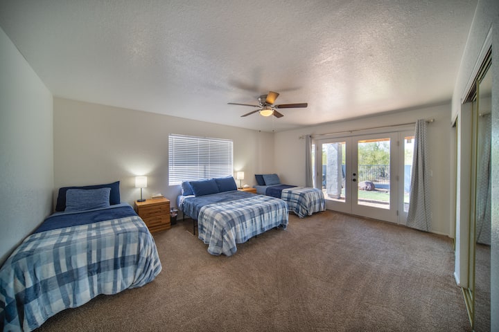 3 საწოლი - საძინებელი დამატებითი დიდი ფრანგული კარებით ტონობით ბუნებრივი განათებით 