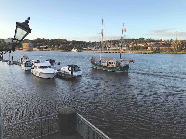 City centre apartment (2 bed) on  the water ,
Wow