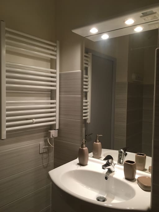 salle de bain refaite à neuf avec range serviette chauffant