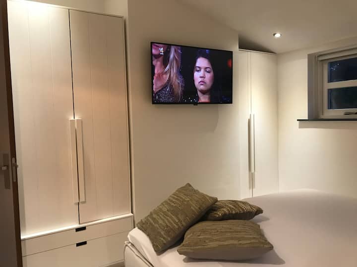 Master bedroom met kingbed en Smart TV