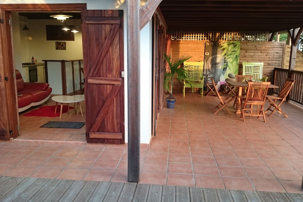terrasse et salon communique avec 3 portes