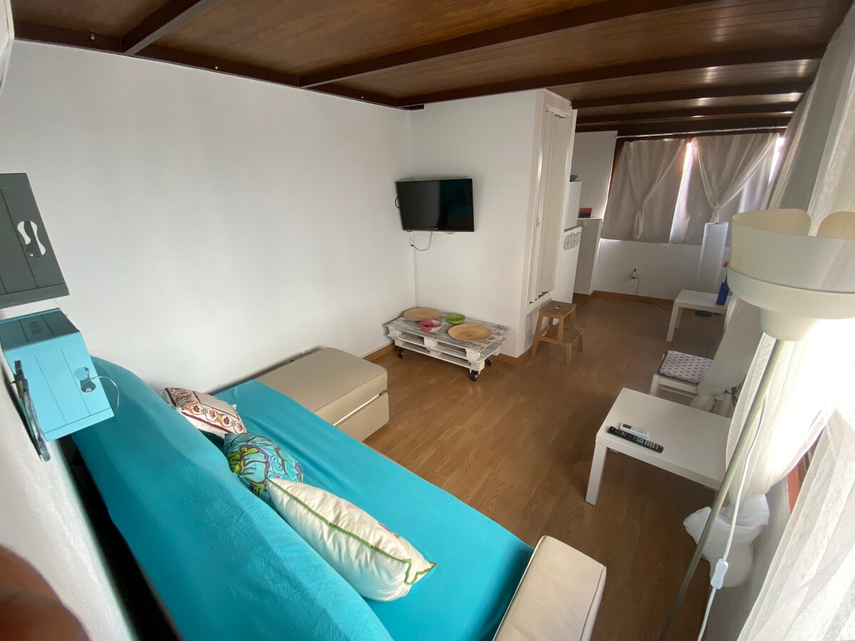 الطابق الثاني. غرفة معيشة مع مرحاض