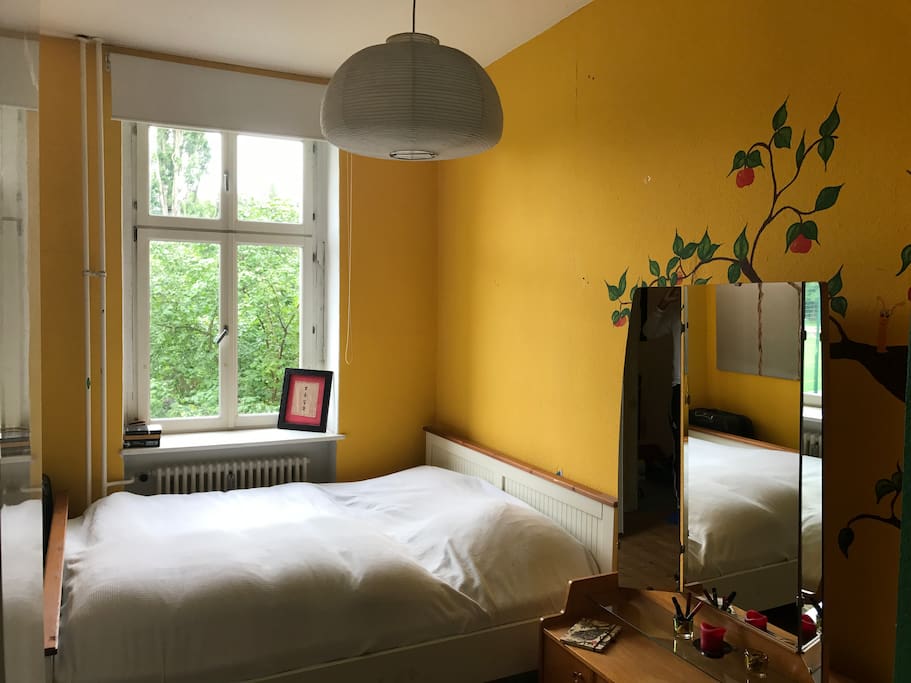 Schlafzimmer mit Fenster ins Grüne.