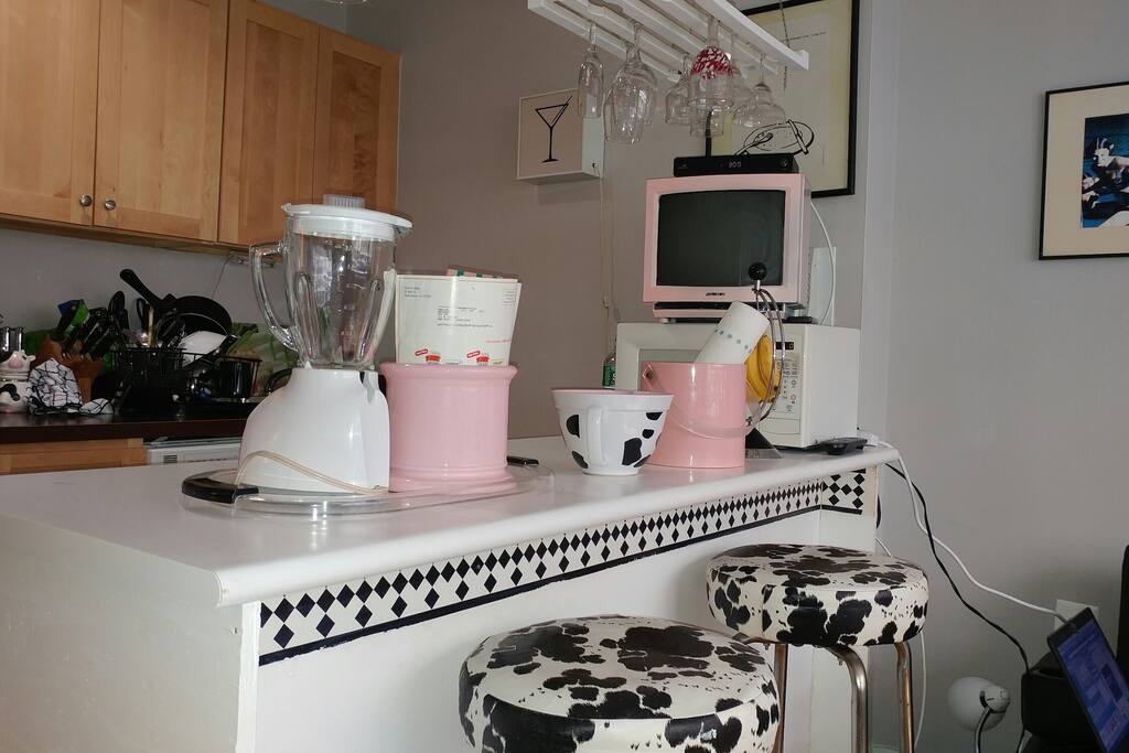 Full Kitchen with Breakfast bar .
