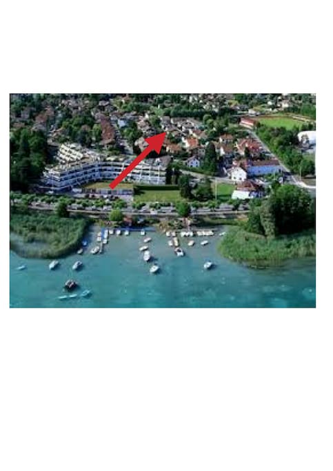 A deux pas du bord du lac, la maison se trouve ici...