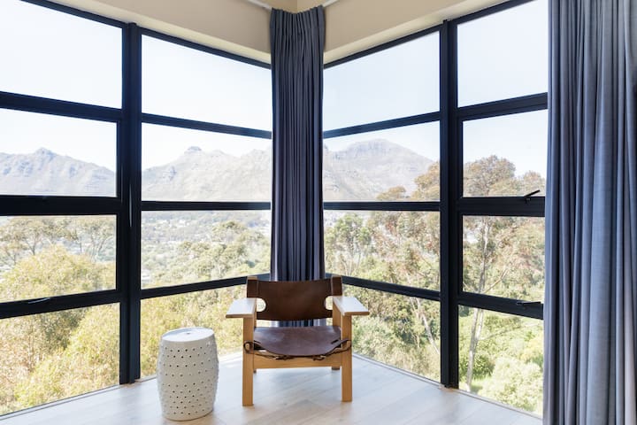 Contemporary villa with magnificent views of Hout Bay gallery image 3