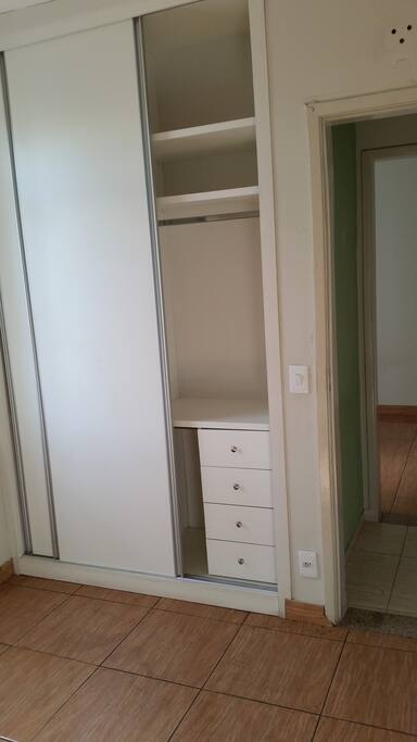 QUARTO COM ARMARIO E CAMA DE SOLTEIRO