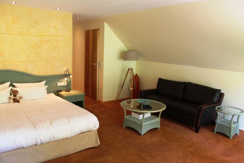 Schlafzimmer und Wohnbereich