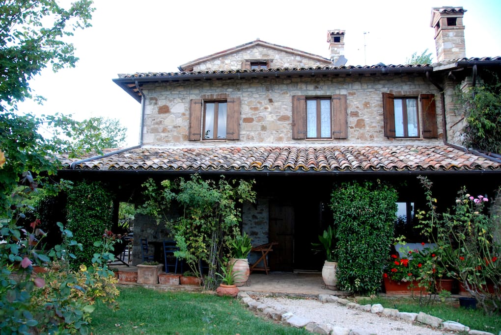 FRONTE CASA LATO SUD CON PORTICATO