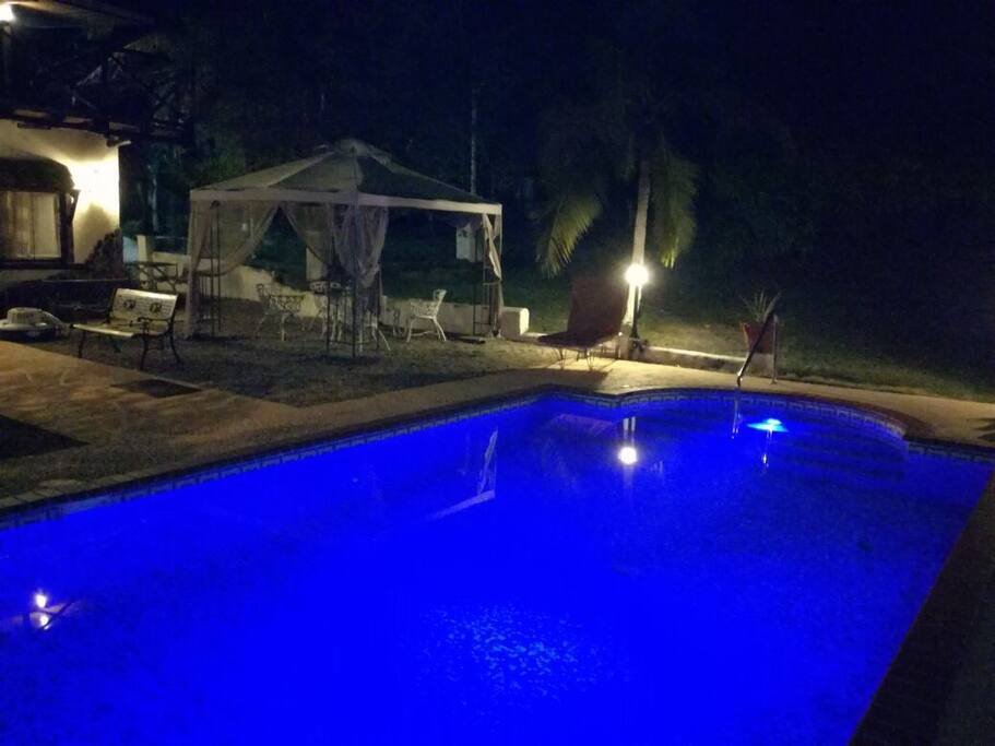 Vista nocturna de la piscina