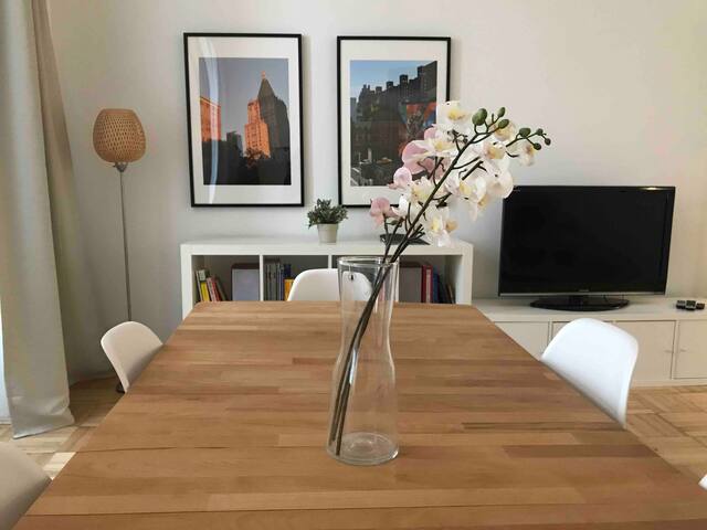 ♔ MODERN | CITY-CENTER SUITE gallery image 3