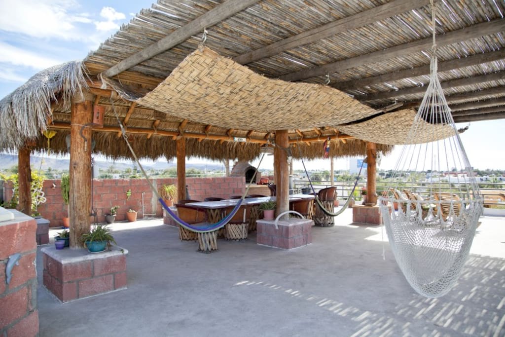 terraza de uso común para los visitantes con unas vistas panorámicas de la ciudad de la paz