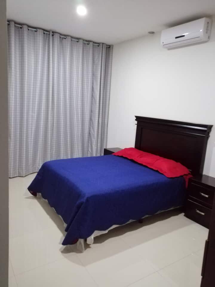 ห้องนอนขนาดควีนไซส์พร้อมทางออกนอกชาน