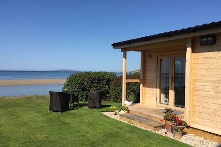 Cosy Cabin with Stunning Sea Views