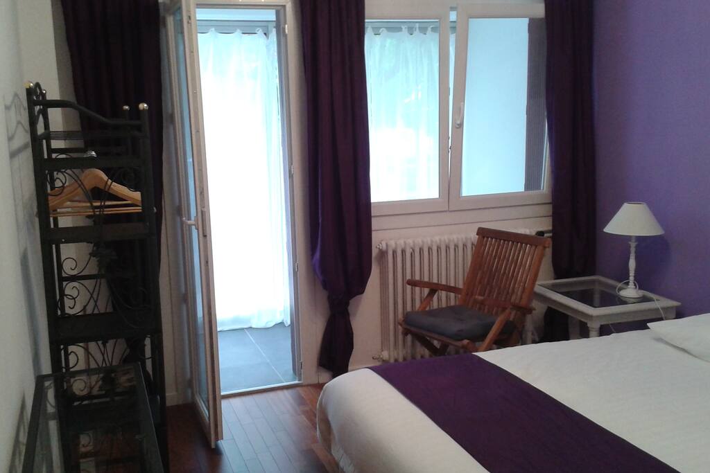 Chambre avec penderie et console permettant de poser le thé/café ou éventuellement l'ordi :)