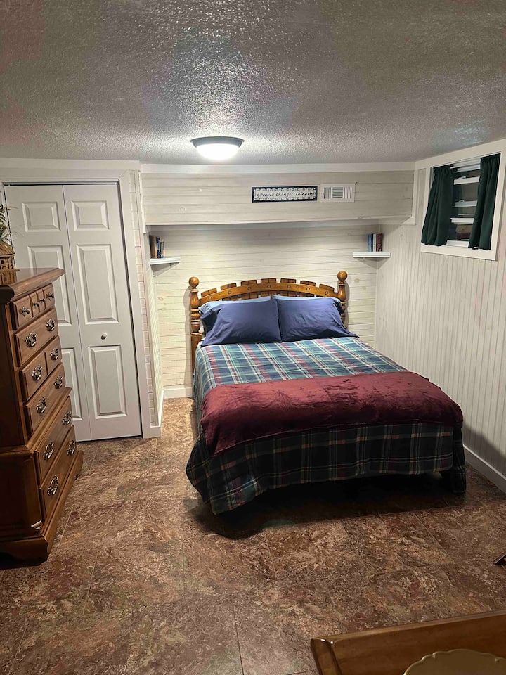 Spavaća soba na katu s bračnim krevetom (širine 150 - 179 cm).