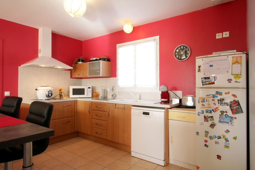 Cuisine commune équipée, plaques de cuisson, micro-ondes, lave-vaisselle, frigidaire, congélateur, lavabo, équipements cuisine, cafetière, bar américain